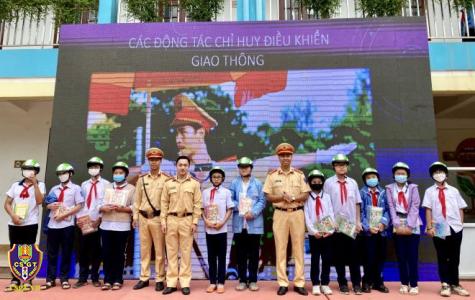 Tuyên truyền và tặng quà cho học sinh trường THCS Trần Phú, TP.Hải Phòng