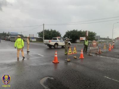 CSGT Phú Yên trắng đêm hướng dẫn giao thông ở nơi sạt lở do mưa lũ