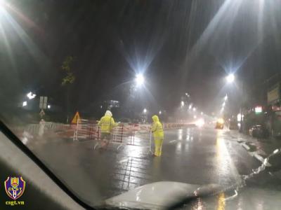 CSGT Thừa Thiên - Huế tập trung chống lũ trên QL 1A