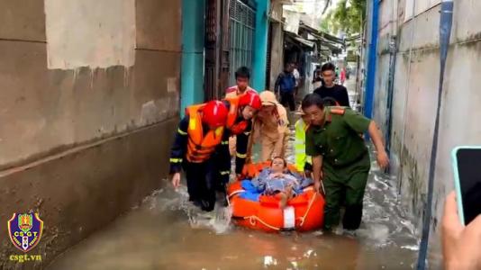 CBCS Cục CSGT giúp dân nơi tâm lũ Đà Nẵng