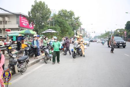CSGT tuần tra bằng xe chuyên dụng nhằm giảm ùn tắc giao thông tại Hà Nội