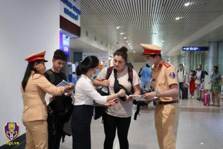 Phát tờ rơi tuyên truyền ATGT song ngữ cho khách nước ngoài