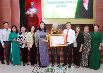 Bến Tre: Trao 200 suất học bổng Nguyễn Thị Định năm học 2022-2023