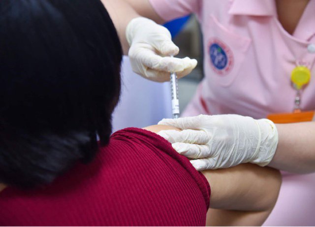 Đại dịch COVID-19 chắc chắn chưa kết thúc, vaccine vẫn là "vũ khí chiến lược" - Ảnh 1.