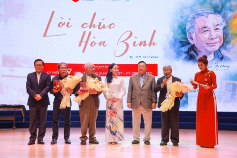 Nhà văn, nhà thơ cùng nhà trường truyền tải thông điệp hòa bình