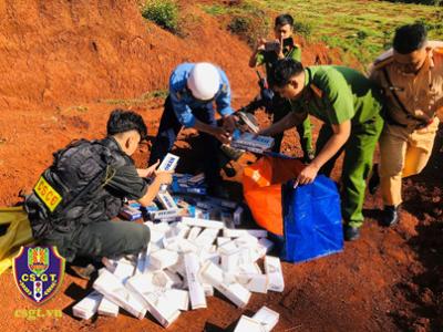 Cảnh sát giao thông bắt giữ 1 vụ vận chuyển 100 cây thuốc lá lậu