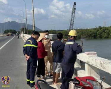 Cán bộ Thủy đoàn 2 kịp thời ngăn chặn vụ nhảy cầu tự tự