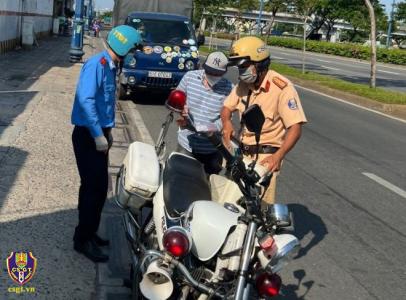 CSGT TP Hồ Chí Minh tăng cường xử lý tình trạng dừng, đón trả khách không đúng quy định