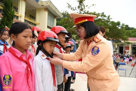 Tuyên truyền TTATGT và phối hợp thực hiện hoạt động thiện nguyện tại tỉnh Lai Châu