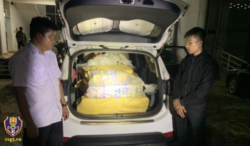 CSGT bắt 2 đối tượng vận chuyển 150 bánh pháo hoa