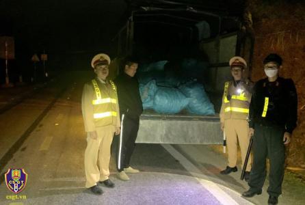 Phát hiện phương tiện chở gân động vật khô không rõ nguồn gốc, xuất xứ