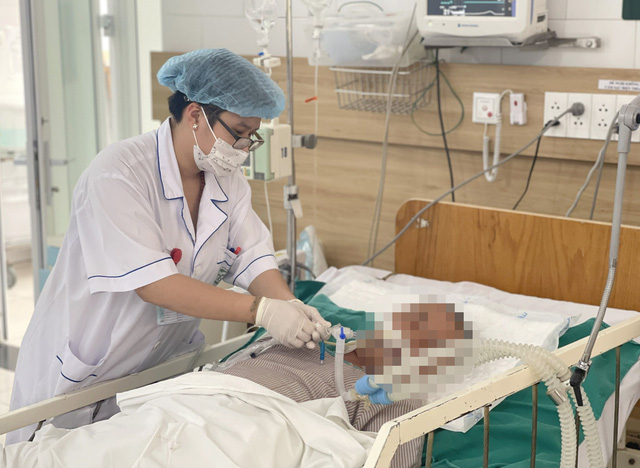 Cảnh báo nguy cơ ngộ độc rượu dịp cuối năm - Ảnh 1.