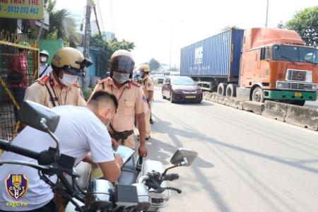 Quyết liệt với vi phạm giao thông trong ngày đầu thực hiện cao điểm