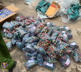 Bắt giữ xe 16 chỗ vận chuyển gần 300kg pháo lậu