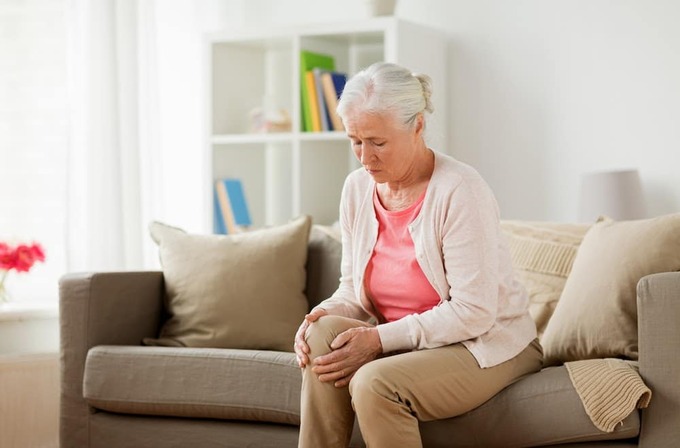 Những phương pháp cải thiện tình trạng đau đầu gối cho người cao tuổi vào mùa đông