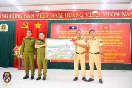 Trao đổi kinh nghiệm công tác bảo đảm TTATGT với Công an Lào