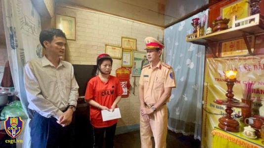 Quảng Trị: Lãnh đạo Ban ATGT tỉnh, ban ATGT thành phố thăm tặng quà gia đình nạn nhân TNGT