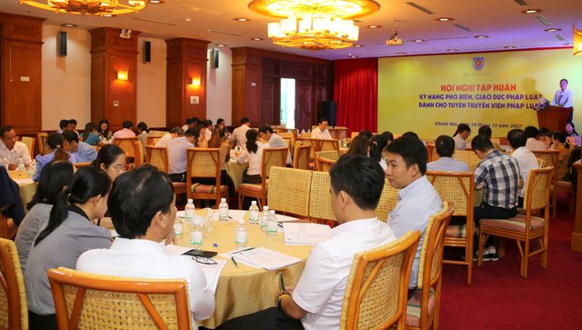 Bộ Tư pháp tổ chức Hội nghị tập huấn kỹ năng phổ biến, giáo dục pháp luật tại Khánh Hòa - Ảnh 1.