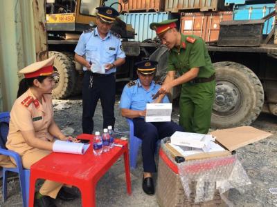 Khám xét 2 container nghi chở hàng nhập lậu đưa vào Nam tiêu thụ