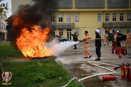 Phóng sự ảnh: Cục CSGT tập huấn phòng cháy chữa cháy và CNCH