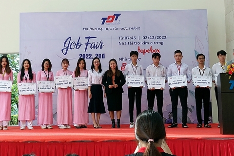 Trường ĐH Tôn Đức Thắng trao 60 suất học bổng tại Ngày hội việc làm