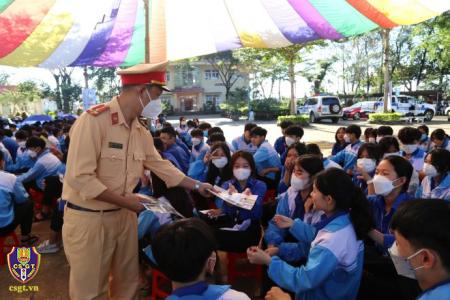 Tuyên truyền pháp luật ATGT và huớng dẫn lái xe an toàn cho học sinh phổ thông trung học