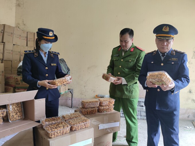 Lào Cai phát hiện và tạm giữ 1.455 hộp mì tôm chiên dạng viên ăn liền không rõ nguồn gốc xuất xứ