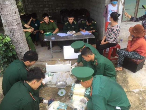 Liên tục phát hiện nhiều túi chứa ma tuý trôi dạt vào bờ biển miền Trung