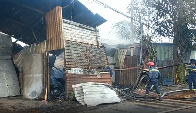 Bình Dương xảy ra cháy lớn tại bãi chứa phế liệu cùng 2 quán cà phê thuộc TP.Dĩ An