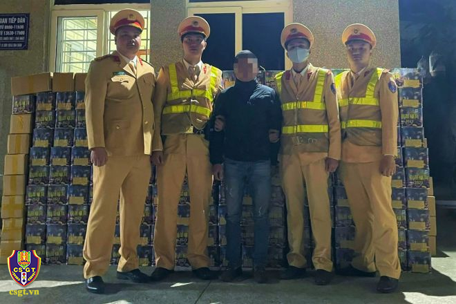 Vi phạm giao thông, tài xế để lộ đang chở 1 tấn pháo lậu