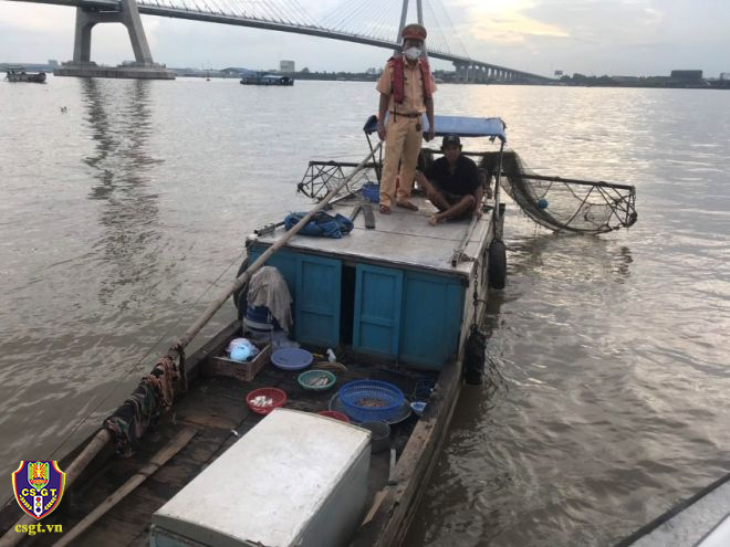 Bắt quả tang 02 phương tiện dùng xung điện đánh bắt thủy sản trái phép