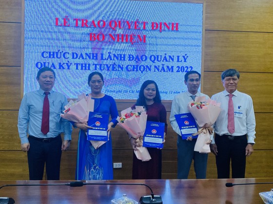 Trao quyết định bổ nhiệm 3 phó hiệu trưởng qua thi tuyển - Ảnh 1. Trao quyết định bổ nhiệm 3 phó hiệu trưởng qua thi tuyển - Ảnh 1.