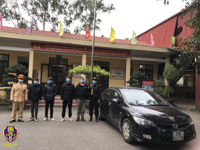 CSGT chặn ôtô chở 4 người nước ngoài nhập cảnh trái phép