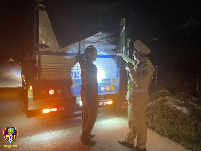 Thu giữ 8 tấn đường nhãn hiệu nước ngoài không chừng từ