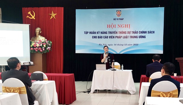Bộ Tư pháp tập huấn kỹ năng truyền thông dự thảo chính sách cho báo cáo viên pháp luật trung ương. - Ảnh 2. Bộ Tư pháp tập huấn kỹ năng truyền thông dự thảo chính sách cho báo cáo viên pháp luật trung ương. - Ảnh 2.