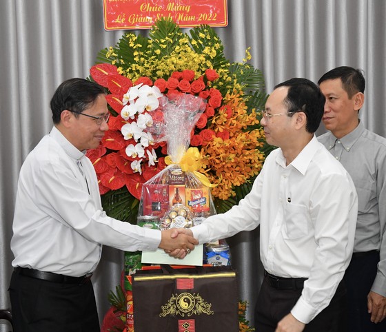 Lãnh đạo TPHCM thăm, chúc mừng cá nhân tiêu biểu dịp Lễ Giáng sinh 2022 ảnh 2
