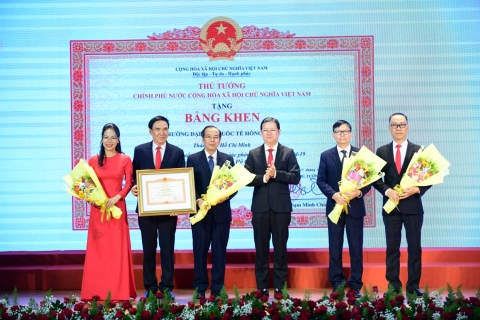 HIU nhận bằng khen của Thủ tướng Chính phủ