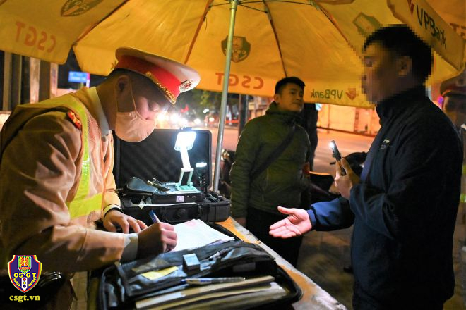 Vi phạm nồng độ cồn, tài xế “đòi kiện CSGT”