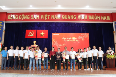 TP.HCM: Trao quà đón Tết cho trẻ mồ côi do dịch COVID-19