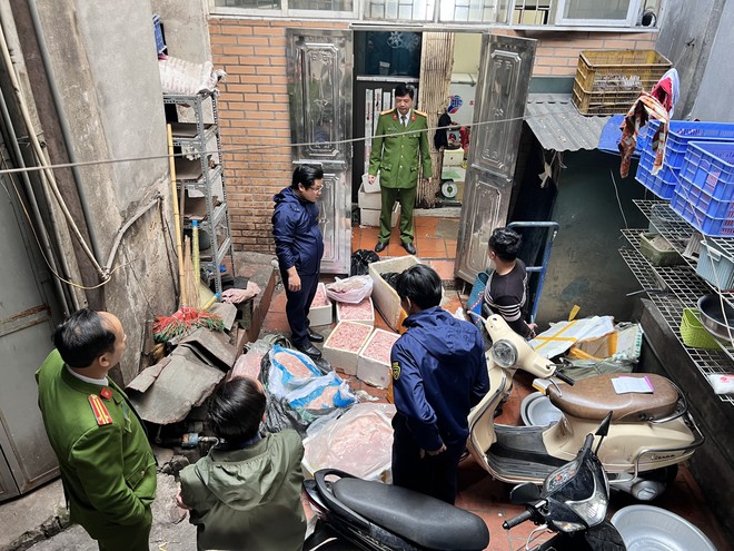 Hà Nội phát hiện gần nửa tấn nầm lợn bốc mùi chuẩn bị cung cấp ra thị trường