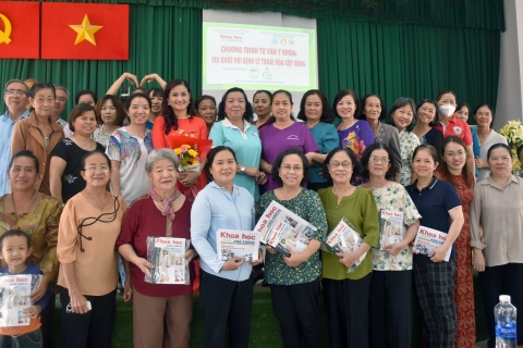 Tạp chí Khoa học phổ thông tổ chức Vui khỏe với bệnh lý thoái hóa cột sống và trao quà Tết