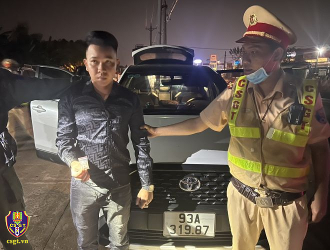 Lái xe sử dụng ma túy lại mang theo ma túy