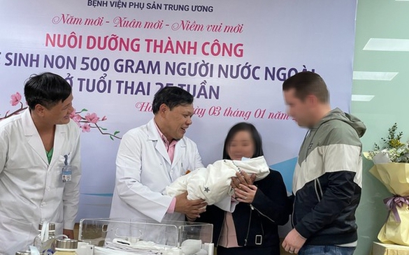 Nuôi dưỡng thành công bé trai người nước ngoài sinh non nặng 500 gram