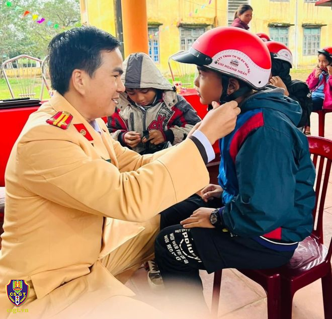 Tuyên truyền pháp luật và trao tặng mũ bảo hiểm cho các em học sinh