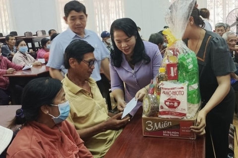 TP.HCM trao tặng 500 phần quà cho các hộ khó khăn ở Tây Ninh