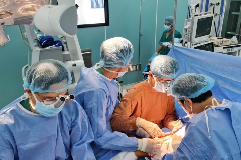 Chuyển ngón chân thành ngón tay cho bệnh nhân bị máy xay thịt cuốn nát