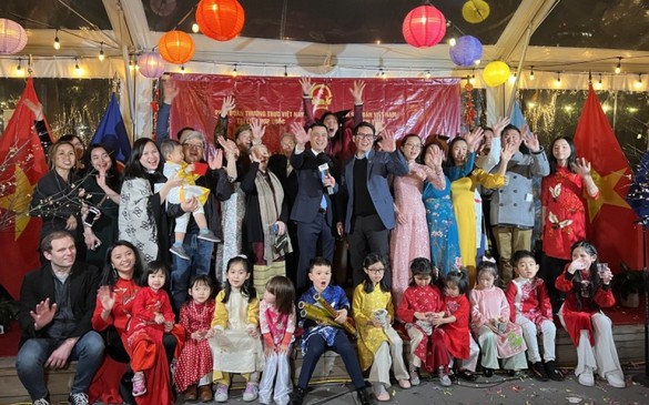 'Xuân Quê hương' ấm lòng người xa xứ