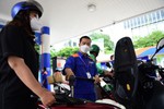 Giá xăng tăng gần 1.000 đồng/lít