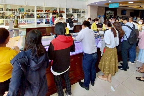 Nhộn nhịp mua vàng ngày vía Thần Tài, SJC tăng mạnh giá bán ra