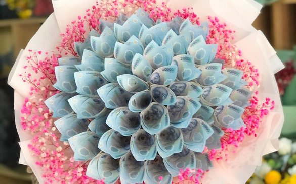 Cảnh báo vi phạm pháp luật khi tặng người thương những bó 'hoa tiền'